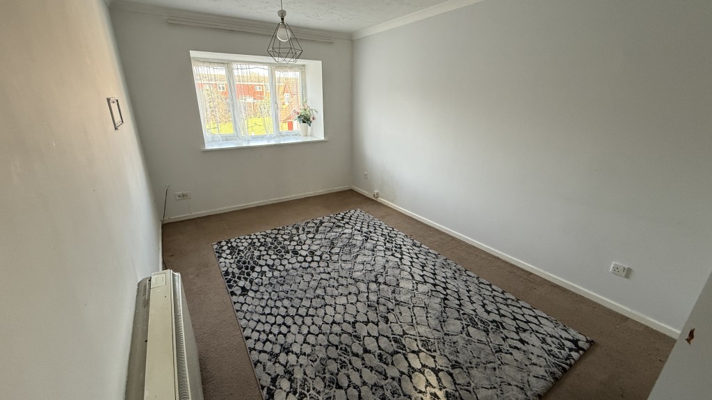Lot: 15 - ONE-BEDROOM FLAT FOR INVESTMENT OR OWNER OCCUPATION - Internal image of living room